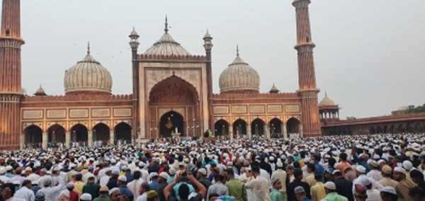 ईद-उल-फितर पर दिल्ली की जामा मस्जिद में दो साल के अंतराल के बाद नमाज अदा कर रहे लोग